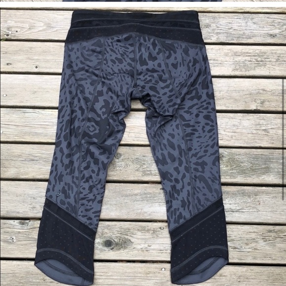 EUC- LULULEMON “Just Breathe Crop” - Animal Swirl: Deep Coal Light/Black - Picture 4 of 7